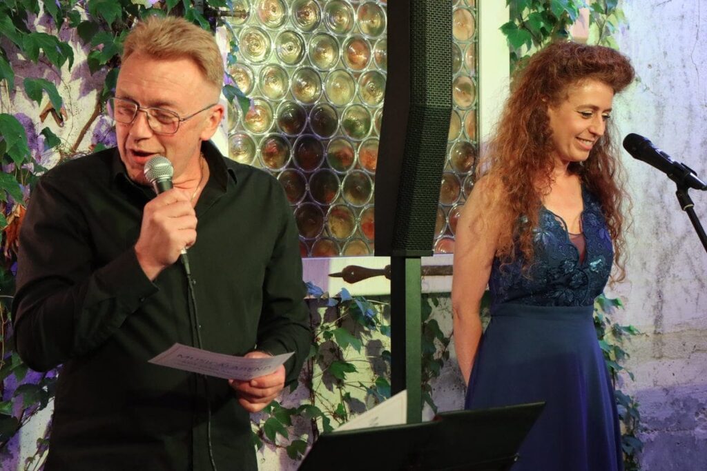 roman-spricht-und-jana-singt