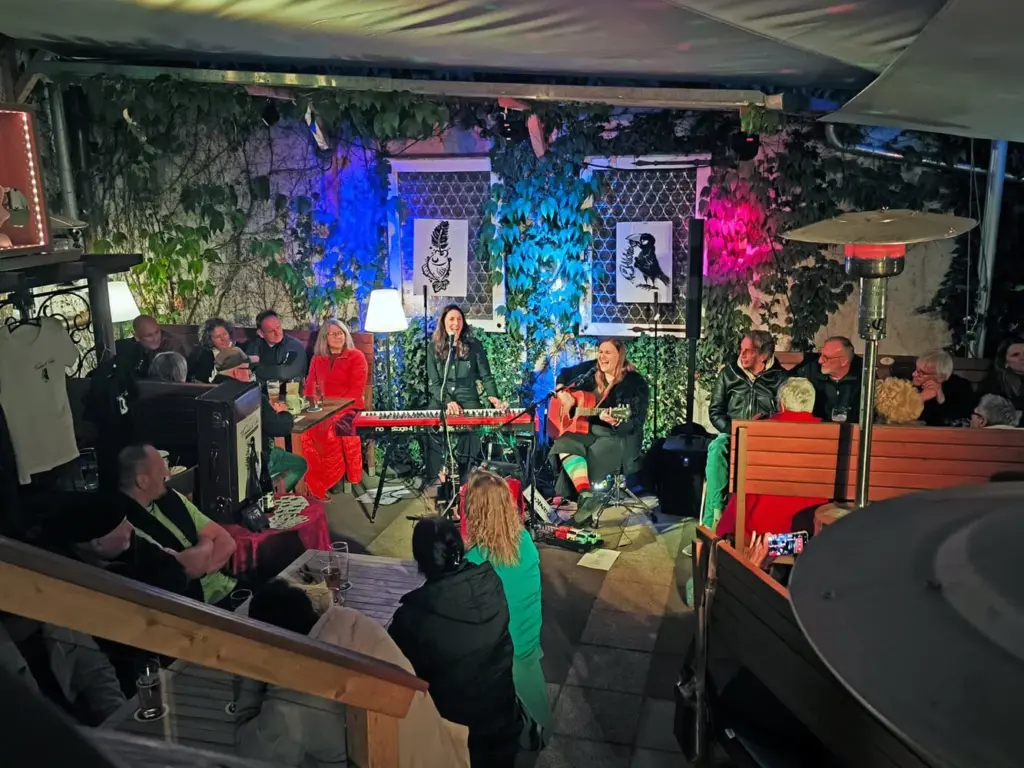 Das Duo Fischer 6 Rabe bei Teufelsbäck LIVE 2026 im Biergarten des Atelier Teufelsbäck